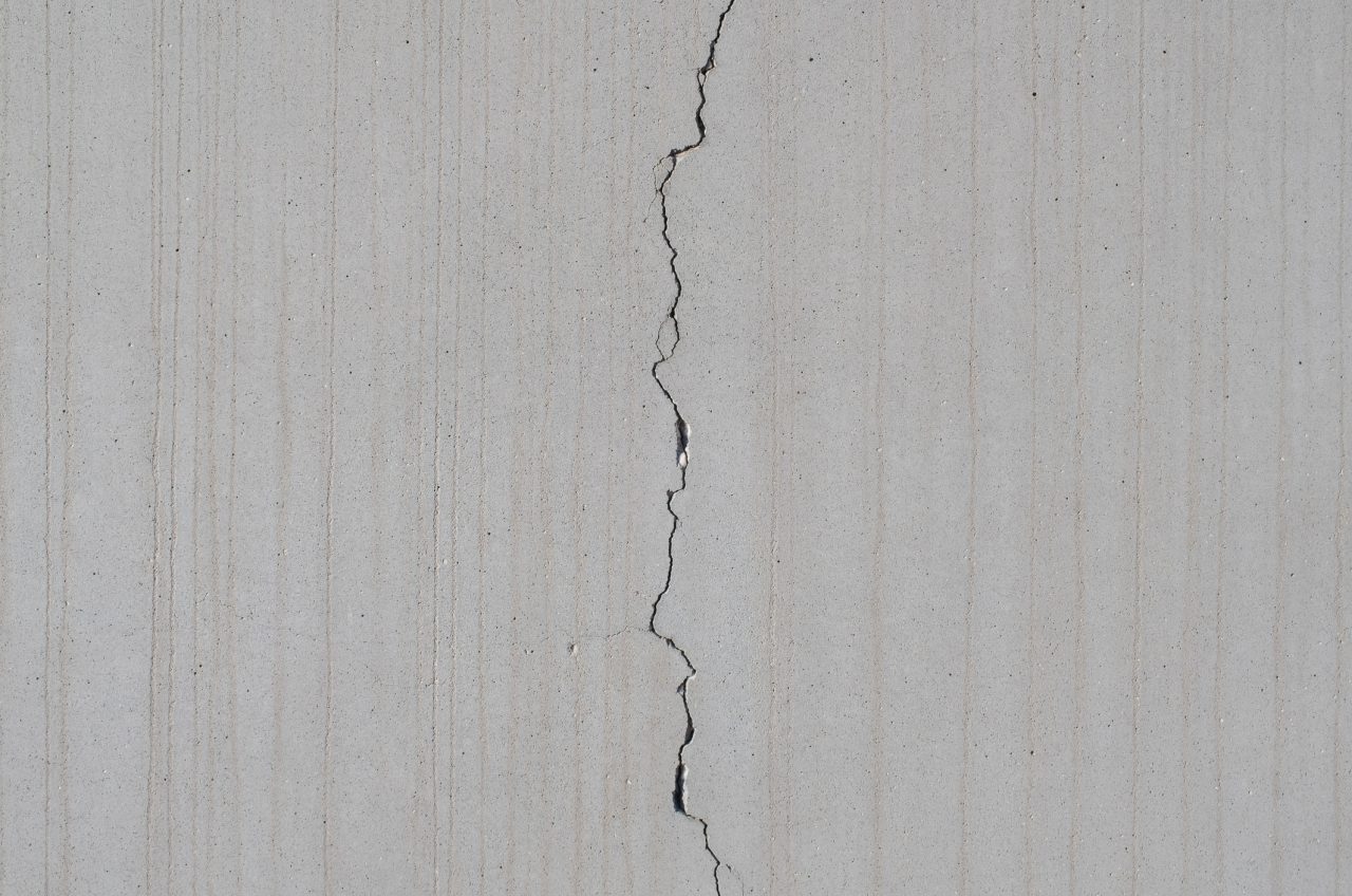 Material cracks in concrete detectable through ultrasonic testing