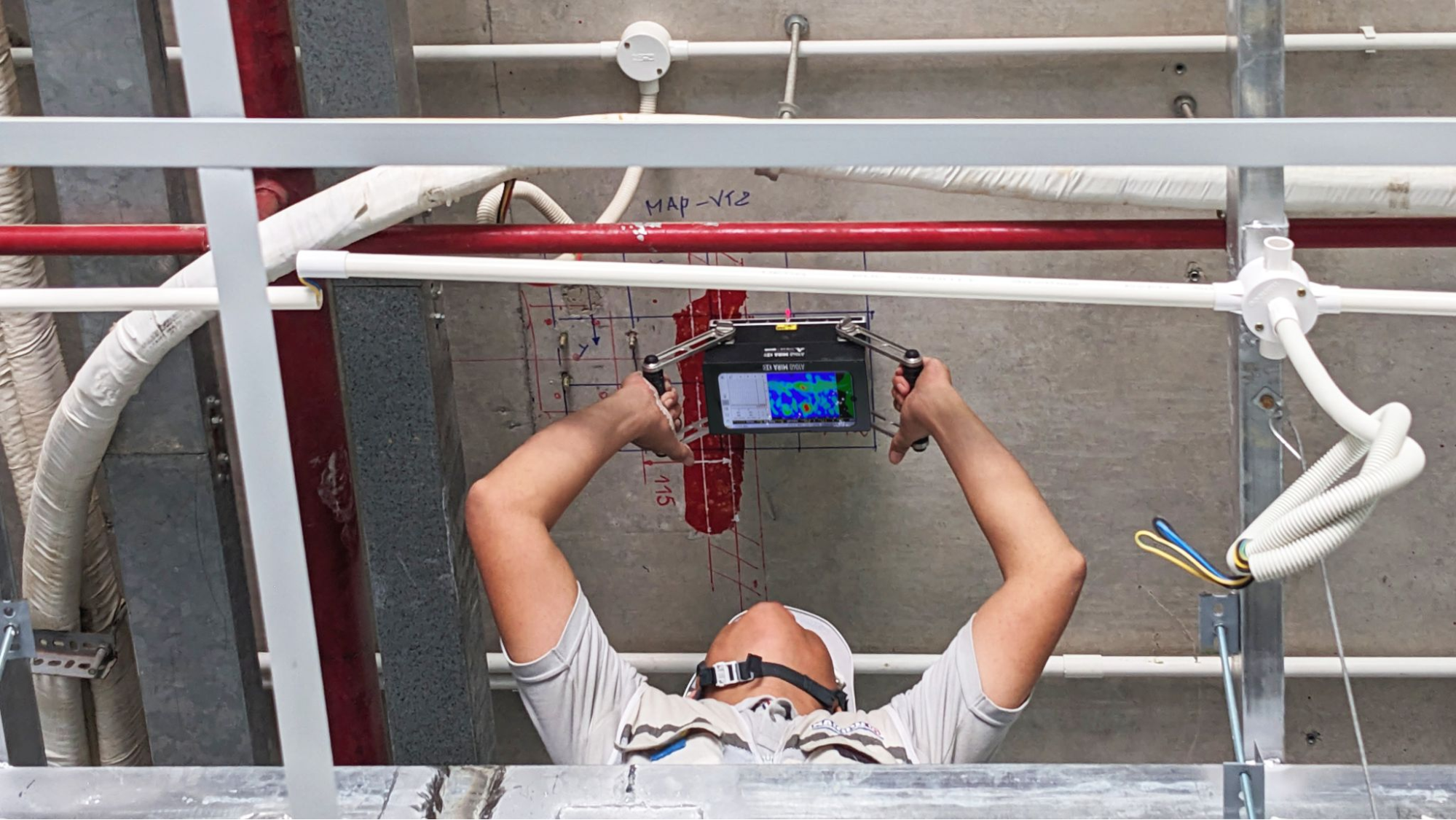 Working with the ultrasonic tomograph on construction site
